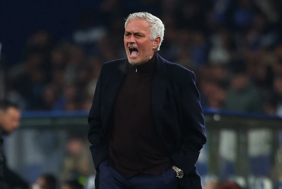 HLV Jose Mourinho la hét trên sân bóng đá.